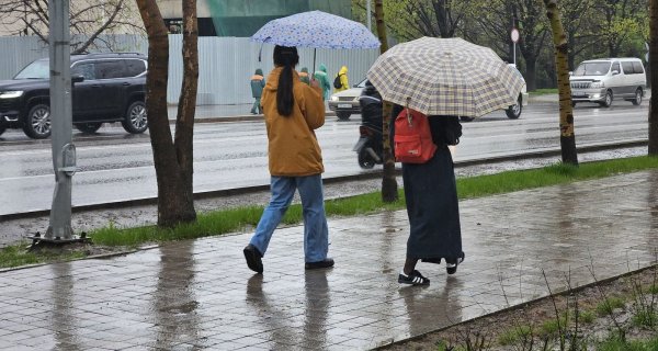 Мешки с песком и мотопомпы: в режим повышенной готовности переведены коммунальщики Алматы