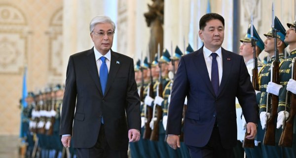 Президента Монголии торжественно встретили в Акорде