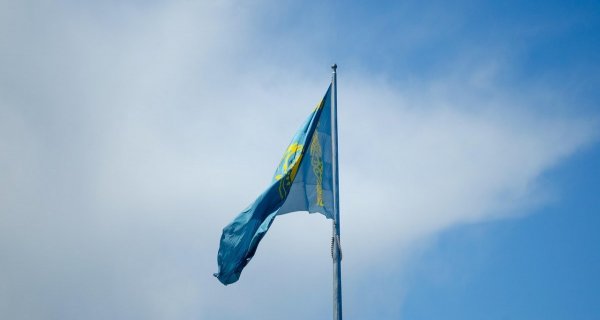Церемония поднятия Государственного флага прошла в Алматы