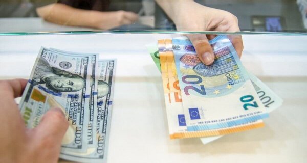Доллар подбирается к 500 тенге: свежие курсы валют в Казахстане