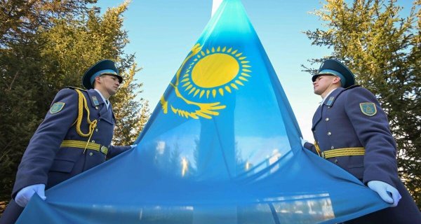 Токаев принял участие в поднятии государственного флага в День Республики
