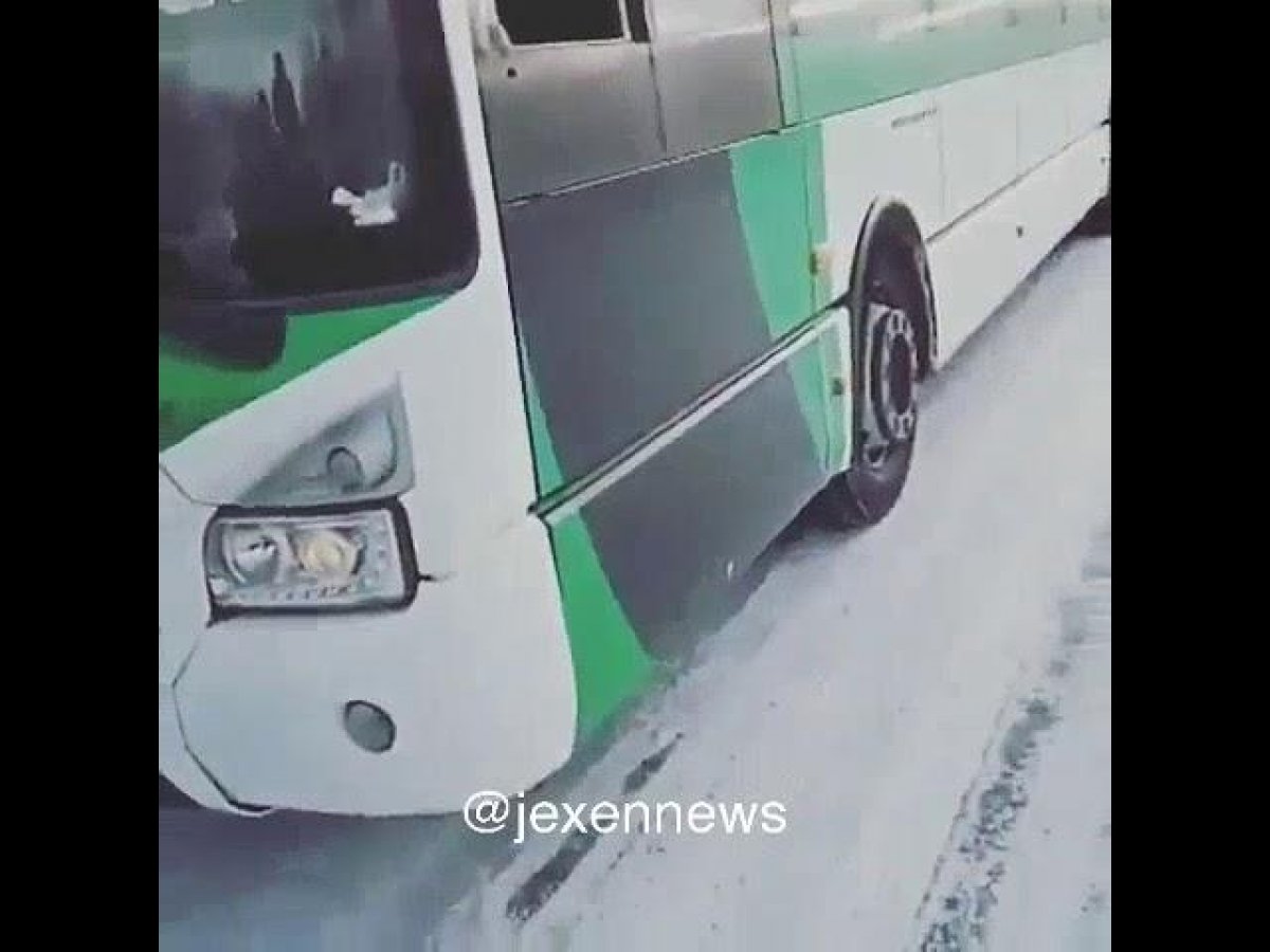 Женщины перегородили дорогу автобусу в Нур-Султане