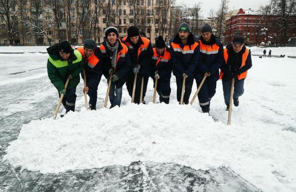Массовая драка дворников из Кыргызстана и Узбекистана в центре Москвы попала на видео