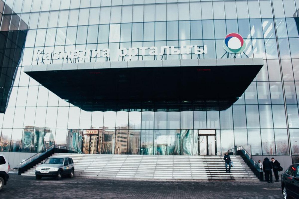 В Нур-Султане на журналиста напали охранники «Қазмедиа орталығы»
