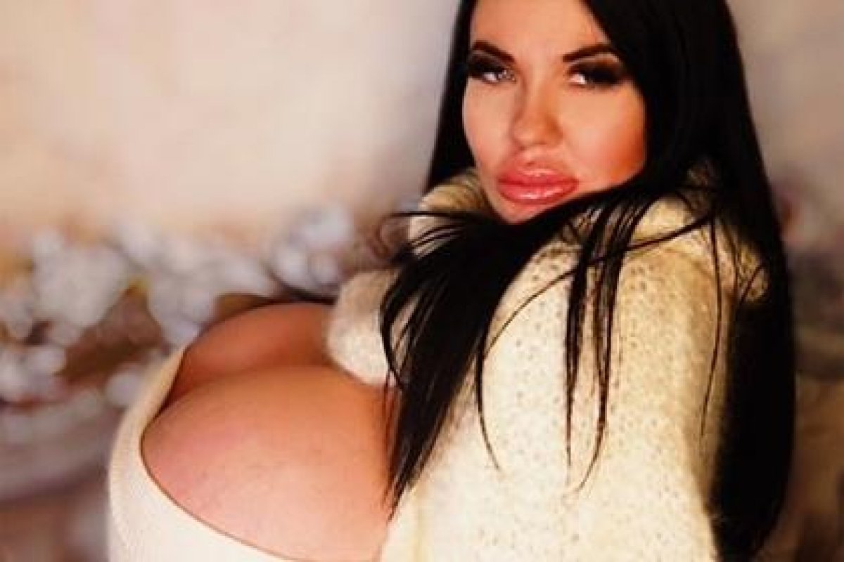 Модель увеличила себе грудь до аномальных размеров ради мультика