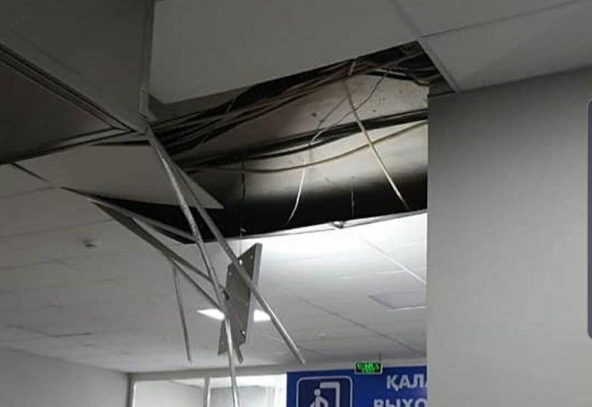 Потолок упал на отремонтированном за два миллиарда тенге вокзале в Караганде