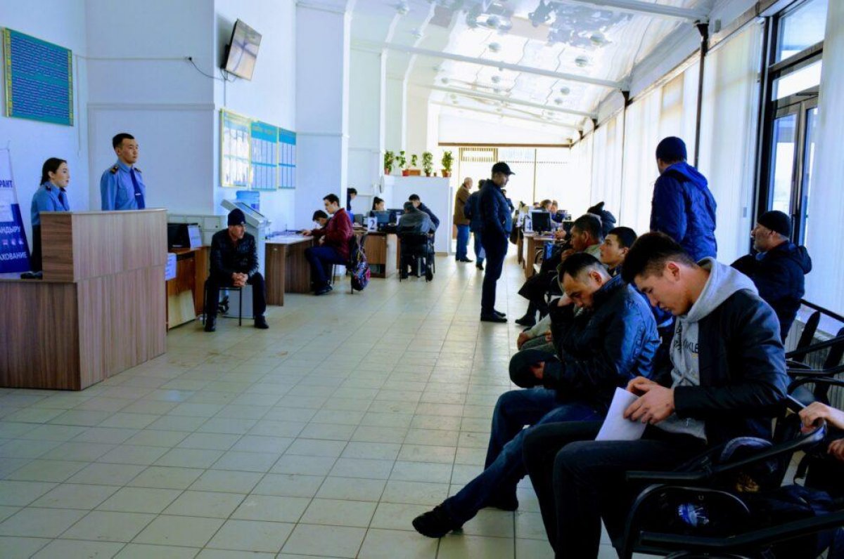В Петропавловске первый день чрезвычайного положения ознаменовался ажиотажным спросом на паспорта