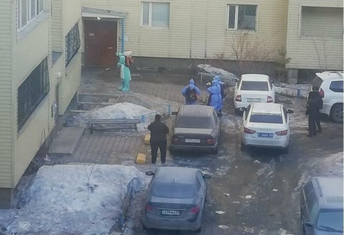 Карагандинцев заблокировали в собственном подъезде из-за карантина: аким поручил снять замок