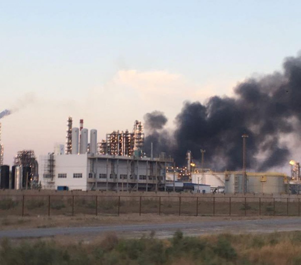 В Атырау проверили состояние воздуха после пожара на НПЗ