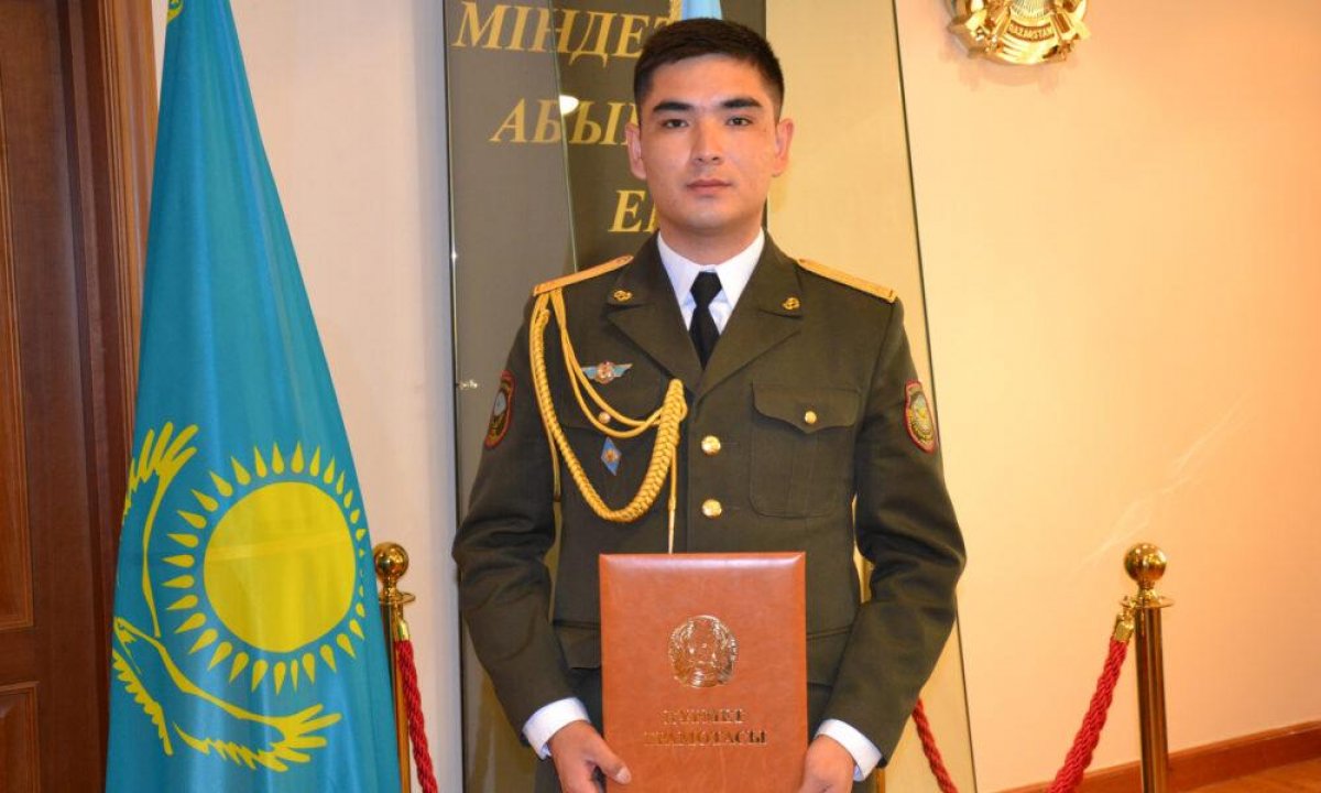 Токаев наградил пожарного, вынесшего ребенка из огня в Алматы