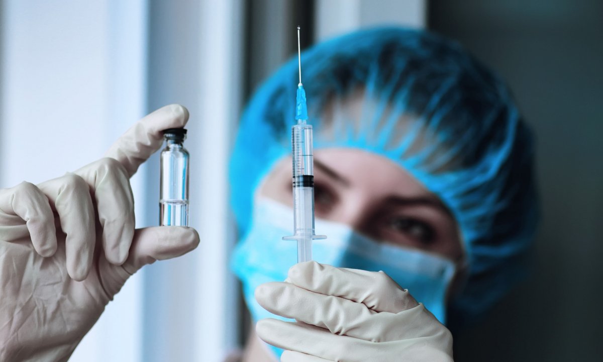 Россия может начать массовую вакцинацию от КВИ осенью