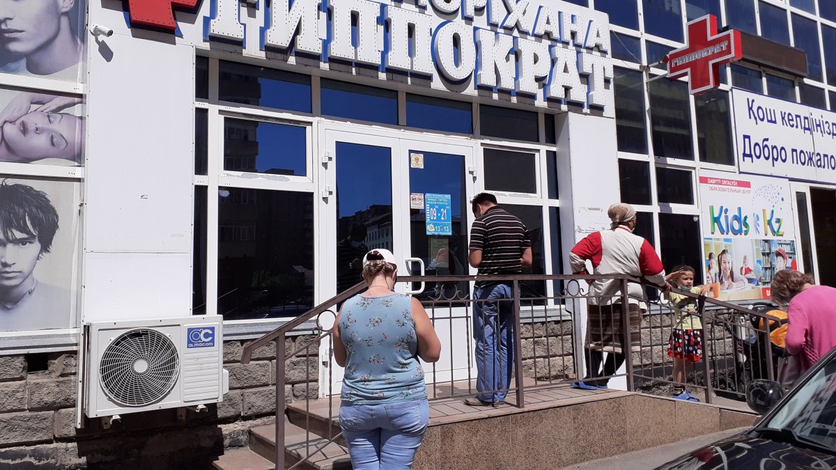 Лекарств нет, но вы держитесь - больные коронавирусом бегают по аптекам Нур-Султана в поисках препаратов
