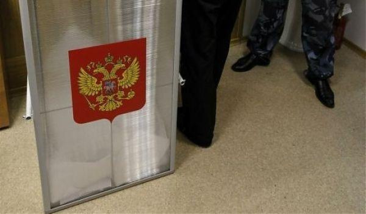 Урна для голосования загорелась на участке в Казани