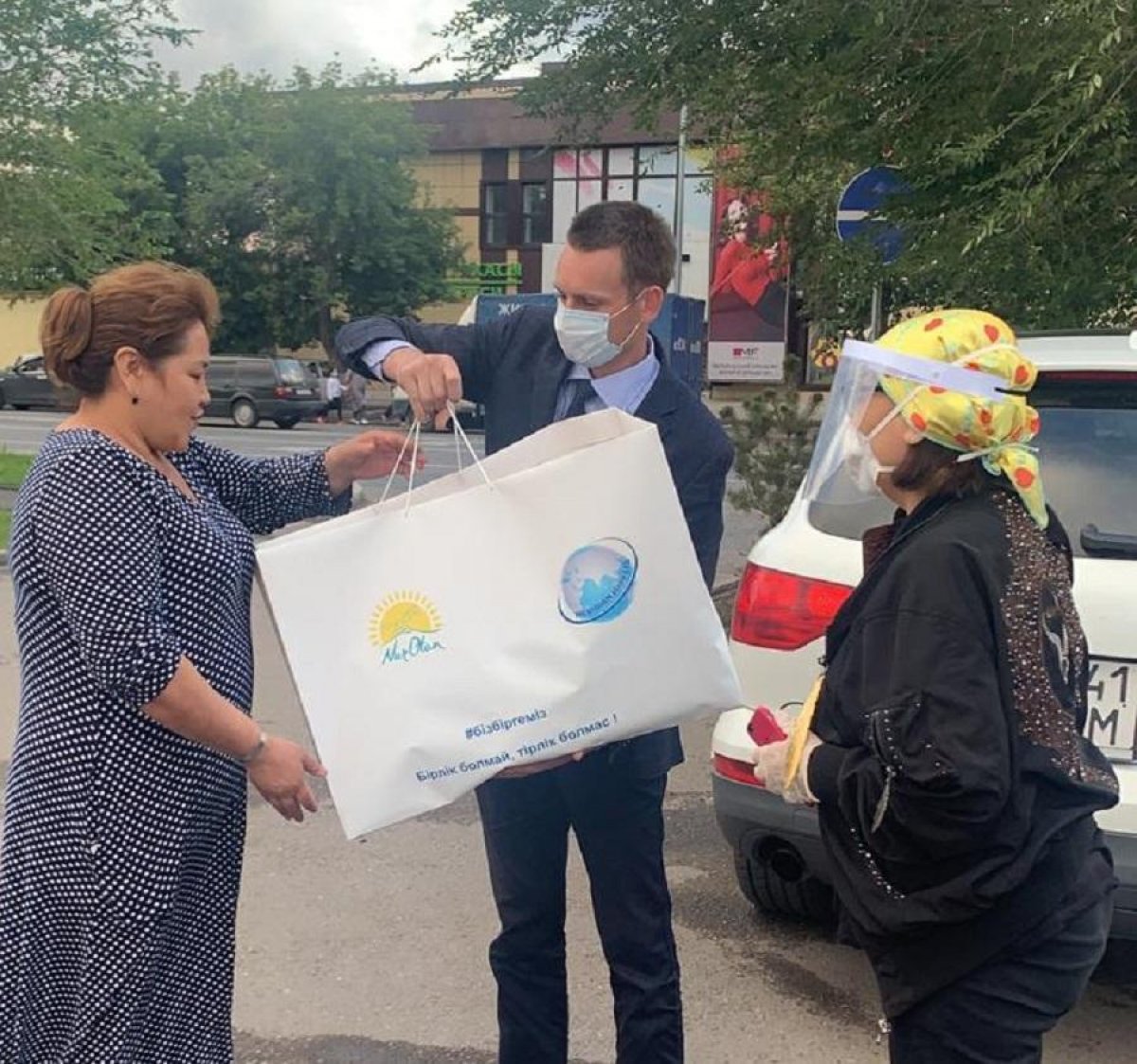 Партийцы Nur Otan раздали многодетным матерям продуктовые корзины