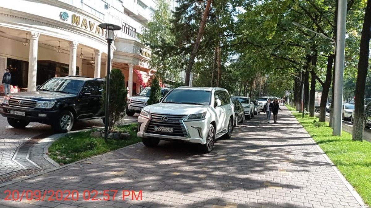 «Комфортная среда для машинок»: алматинцы возмущены забитыми тротуарами