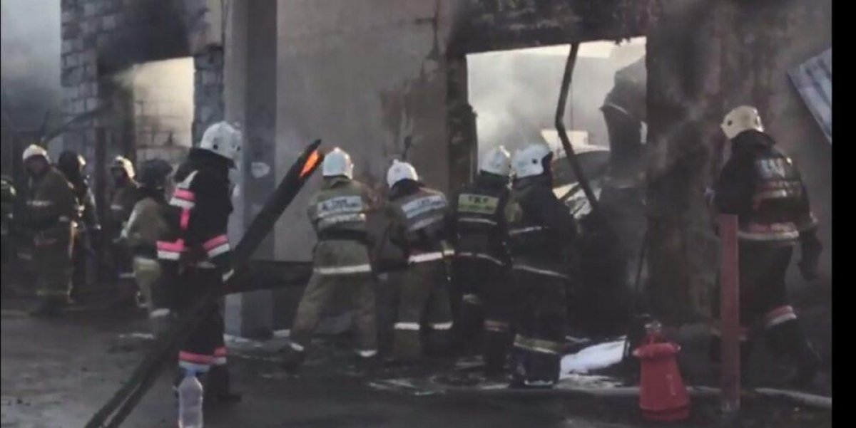 Десять автомобилей и особняк сгорели во время крупного пожара в Караганде