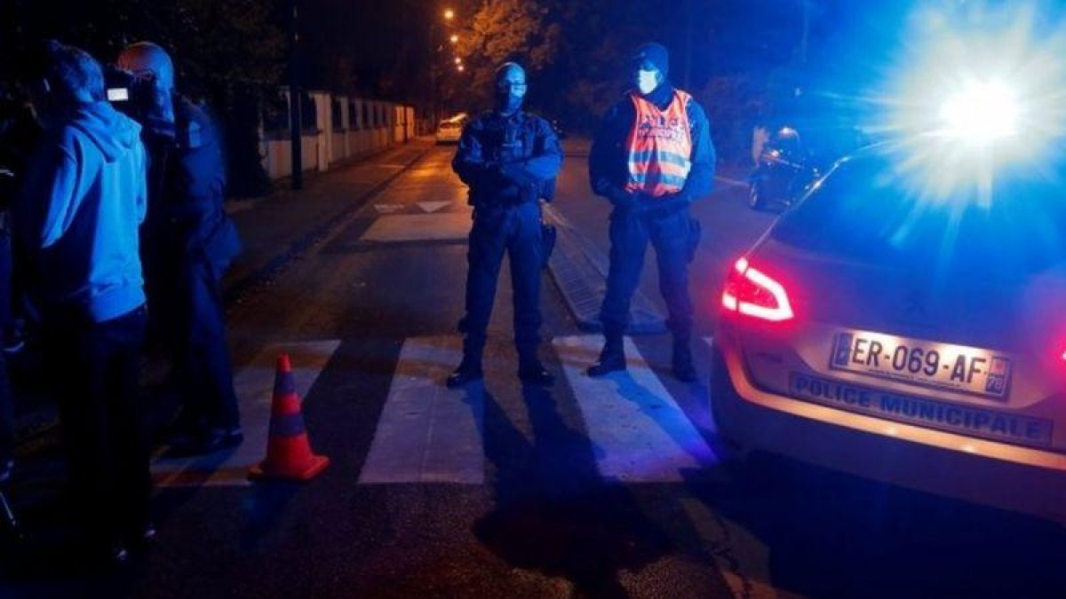 В пригороде Парижа неизвестный обезглавил учителя