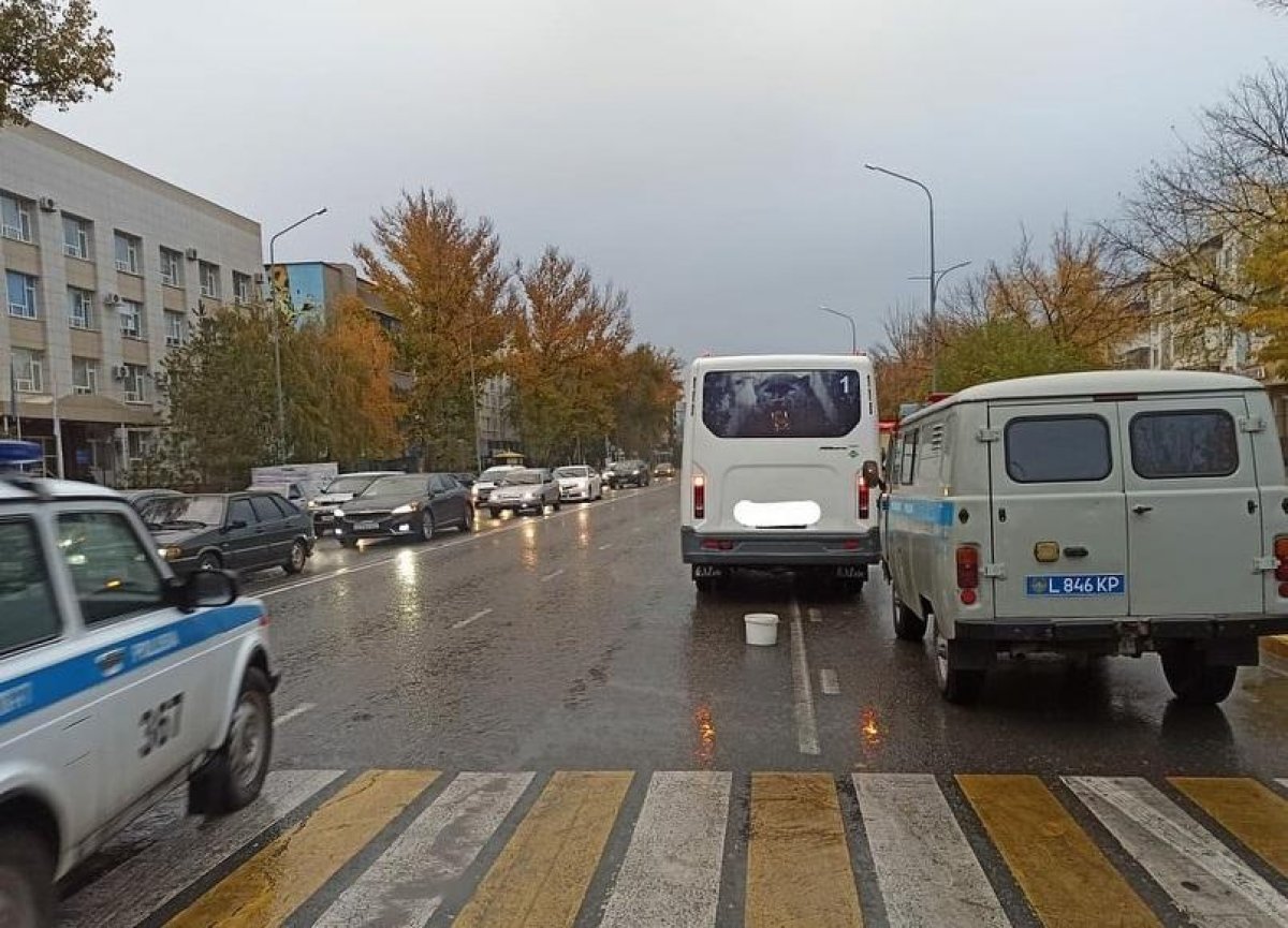 Два микроавтобуса практически одновременно сбили пешеходов в Уральске