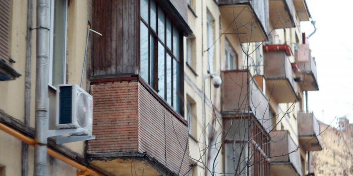 В ВКО подозреваемый в изнасиловании выпрыгнул с балкона многоэтажки