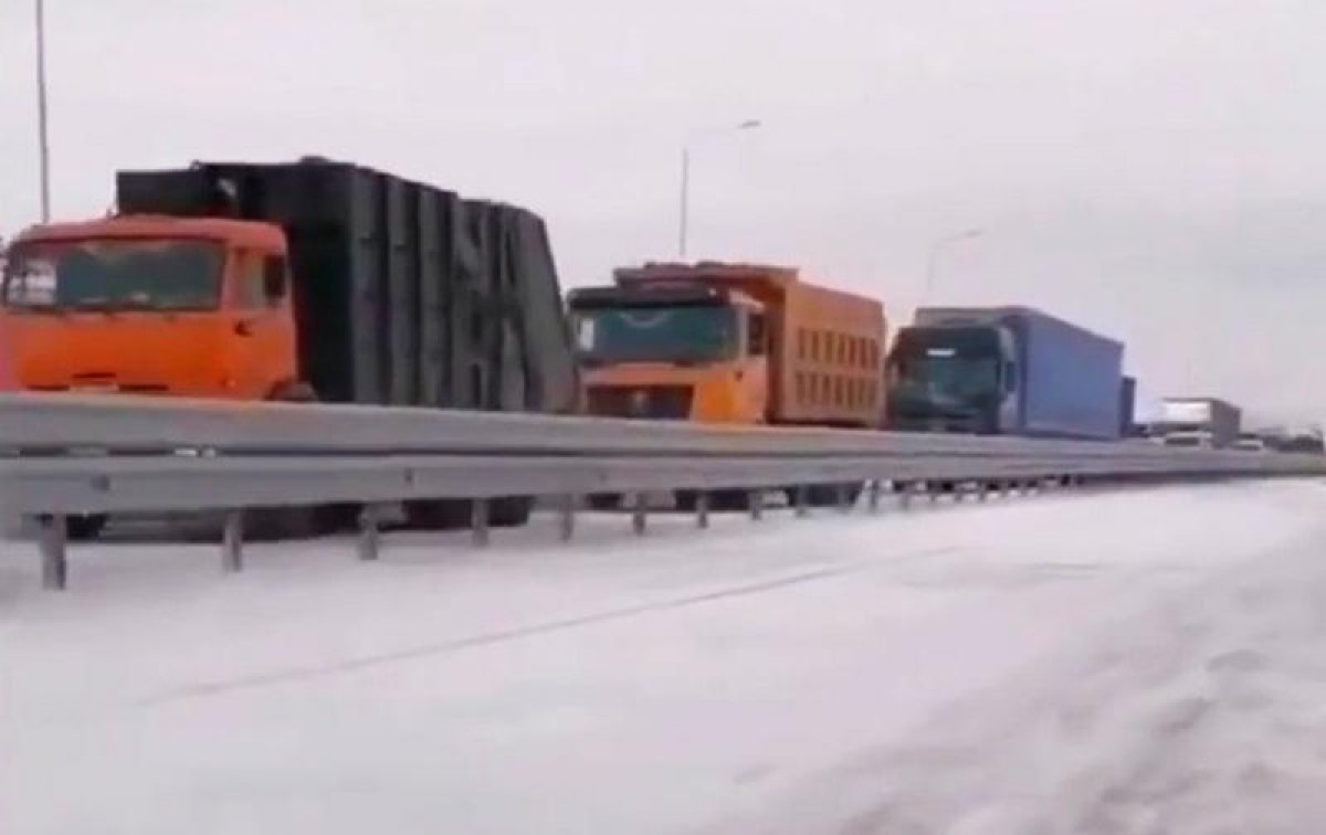 Десятки машин застряли на дороге в Карагандинской области