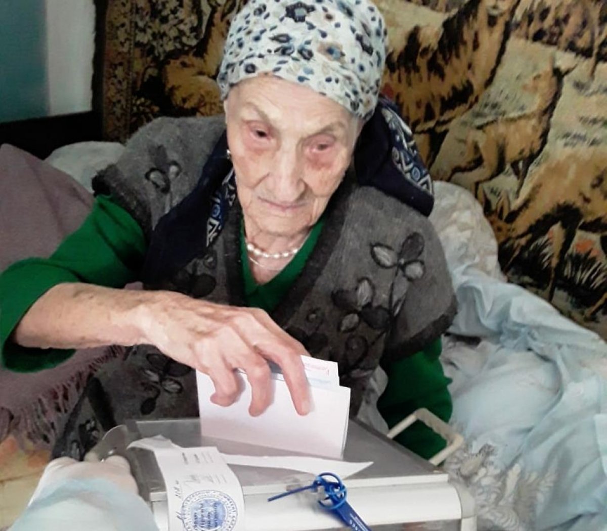 В Шымкенте проголосовала 100-летняя бабушка