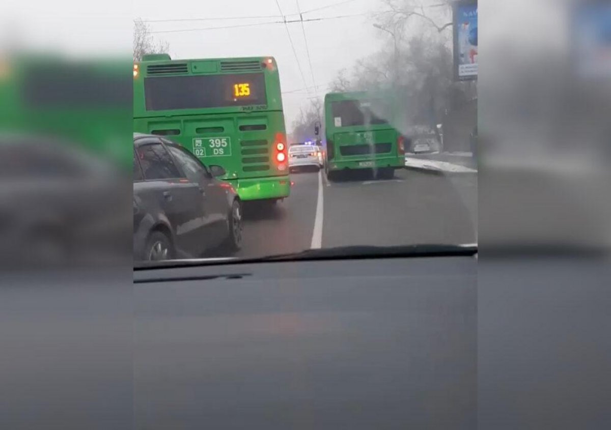 Автобус насмерть сбил женщину в Алматы