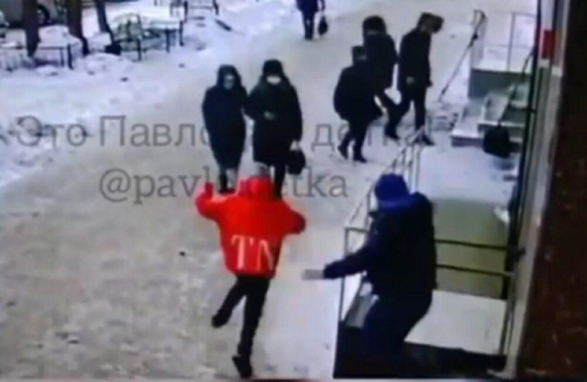 Павлодарец на глазах у прохожих избил чужого ребенка