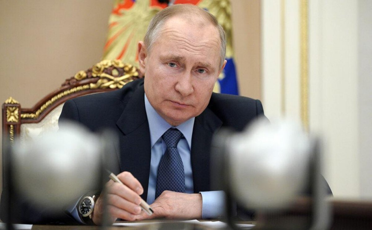 Путин назвал авторов призывов к детским суицидам "букашками"