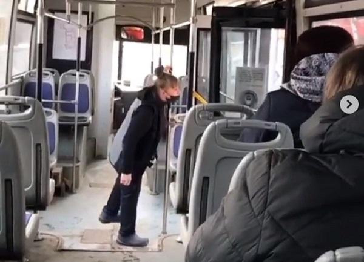 В Павлодаре кондуктора автобуса оштрафовали за конфликт с пассажиркой
