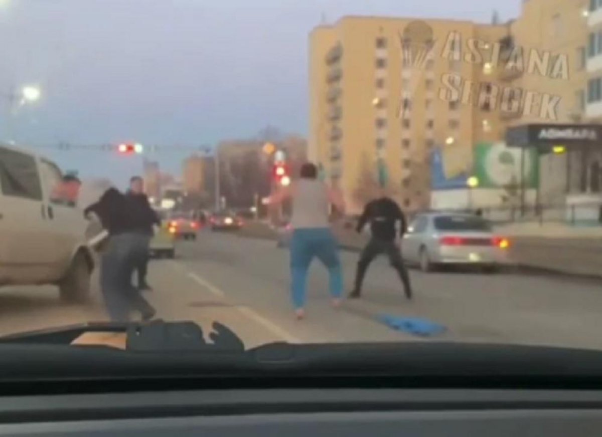 Трое мужчин подрались на проезжей части в Нур-Султане