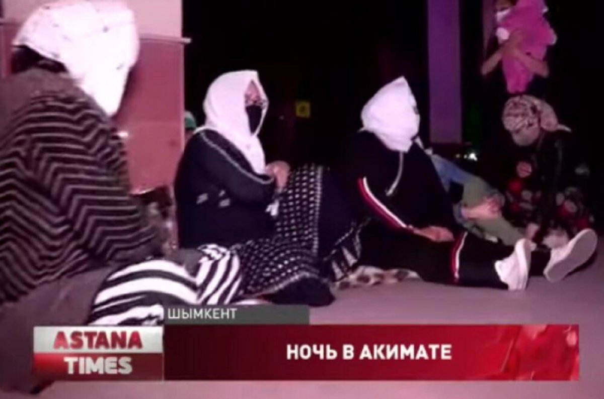 В Шымкенте многодетные матери ночевали у порога акимата