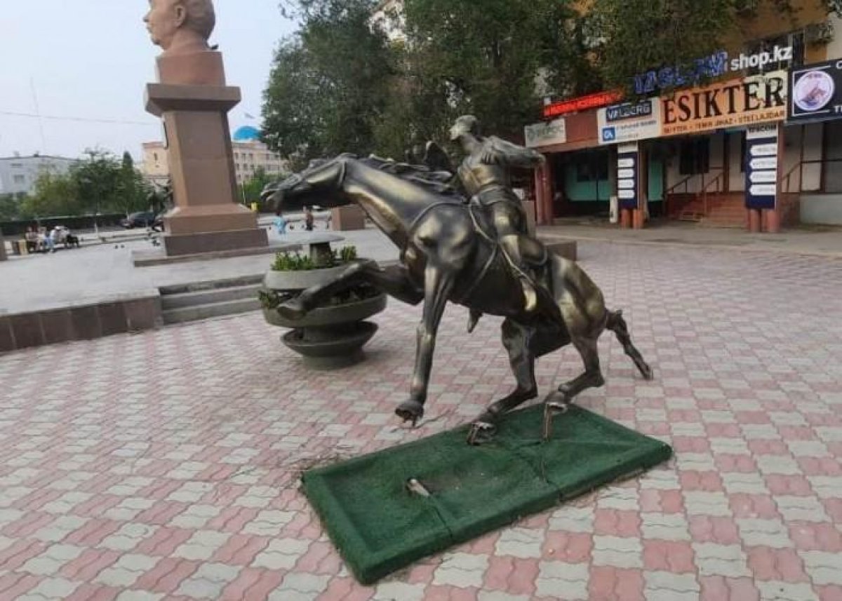 Пьяный наездник сломал памятник в Атырау (видео)