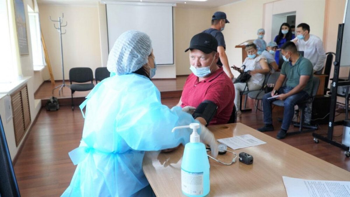 Сотрудники двух организаций в Нур-Султане массово привились от коронавируса