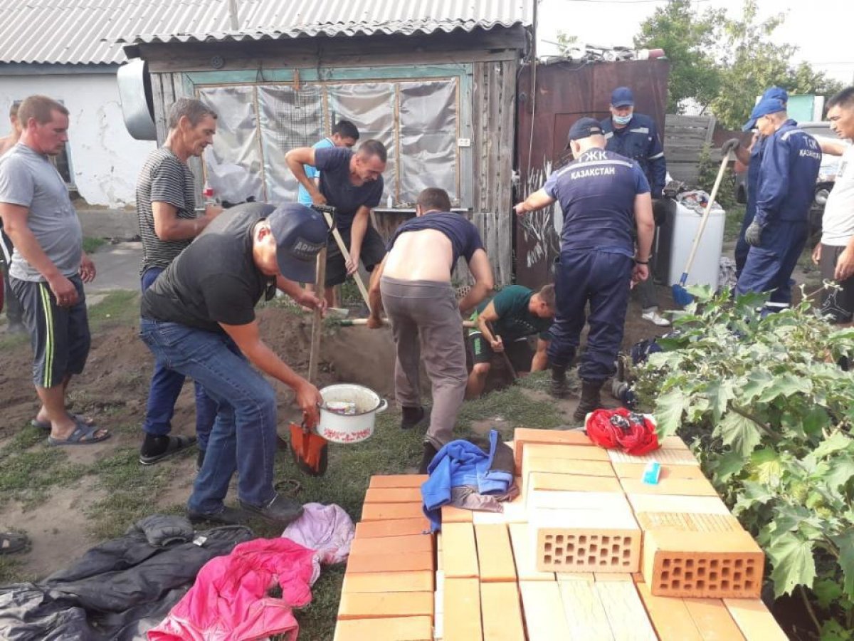 Двухлетнего малыша спасли из скважины в Костанайской области