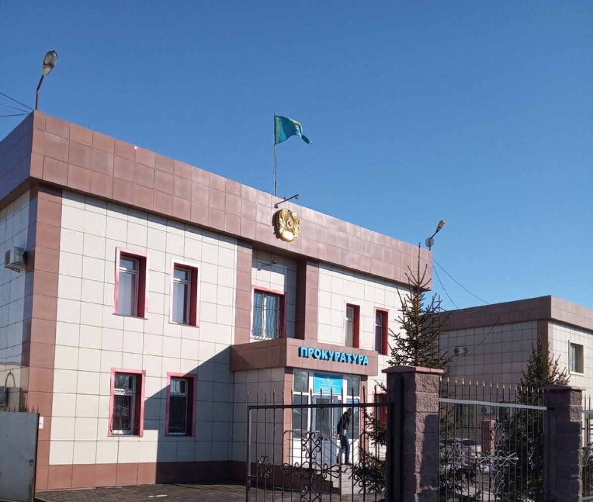 Герб старого образца заметили на здании прокуратуры Алматинской области