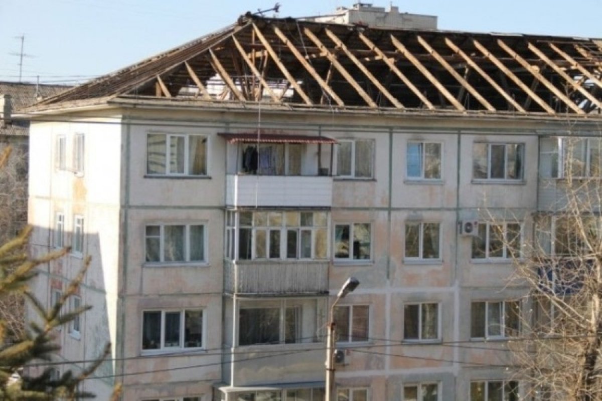 Двое рабочих разбились насмерть, упав с крыши пятиэтажки в Атырау