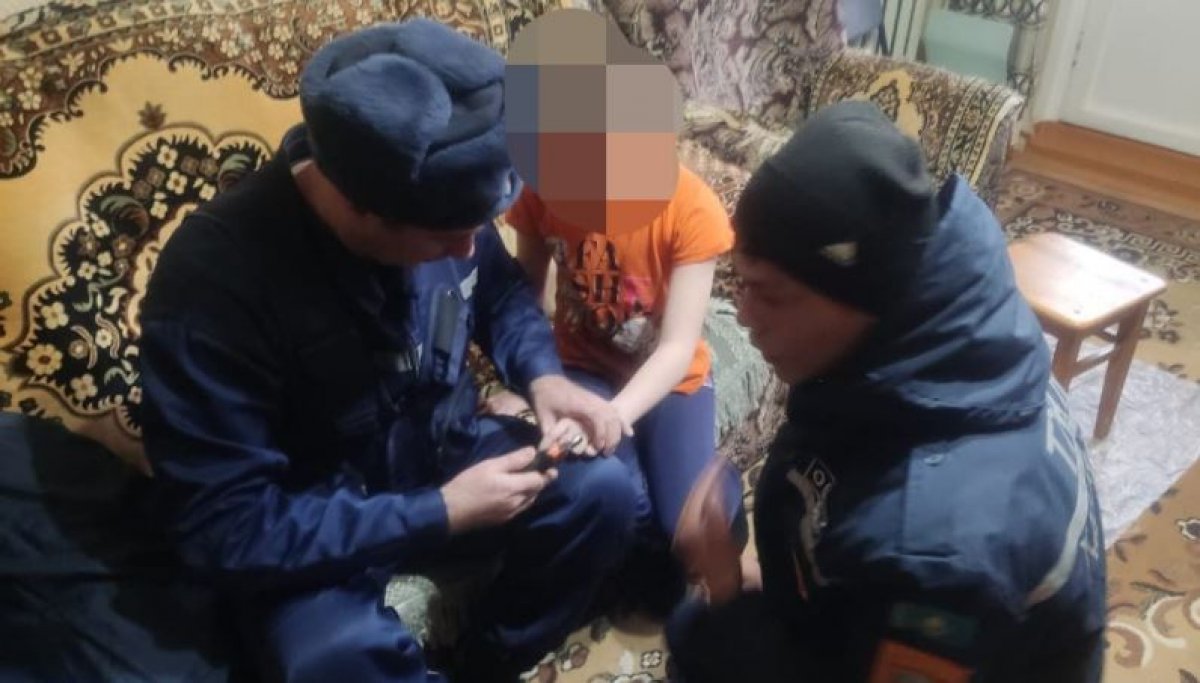 Кольцо с пальца 11-летней девочки спасатели срезали в Петропавловске