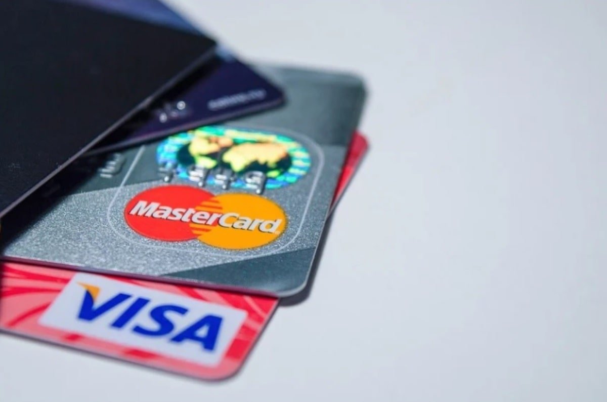Visa и Mastercard приостанавливают работу на территории России