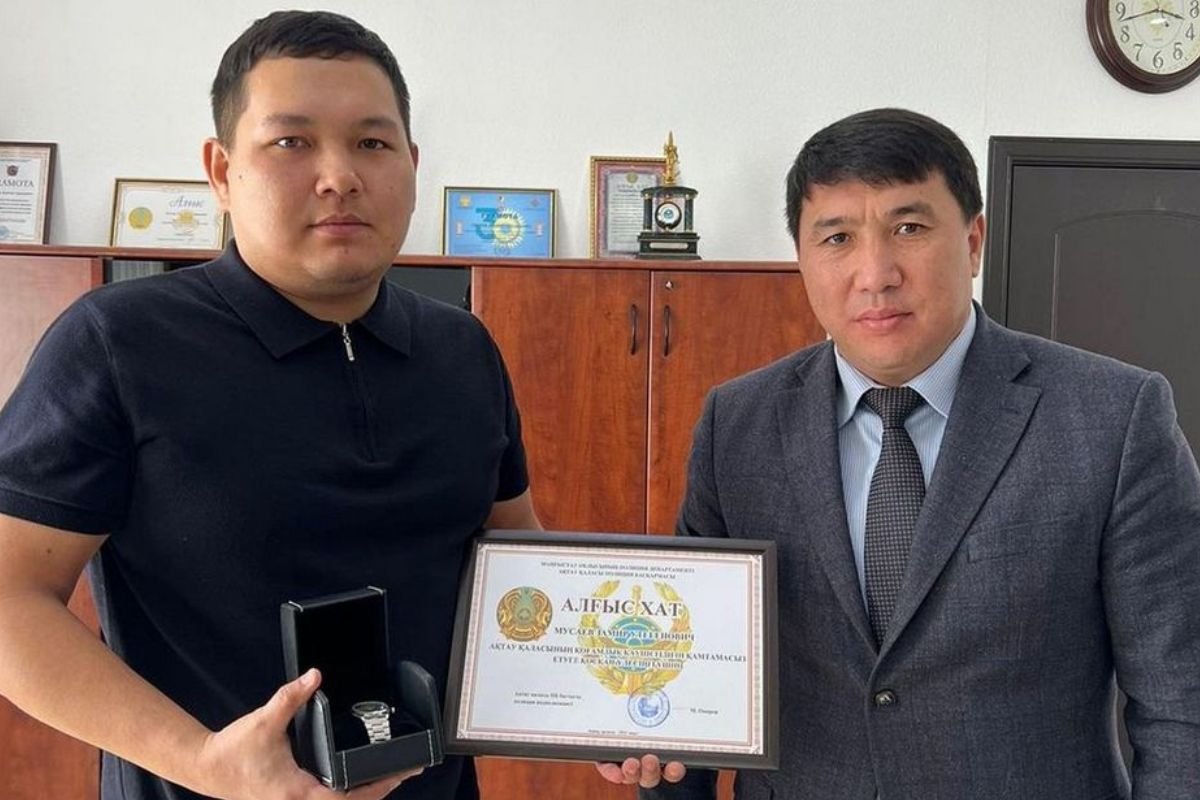 Стало известно имя мужчины, который на самом деле спас тонувшую в море девушку в Актау
