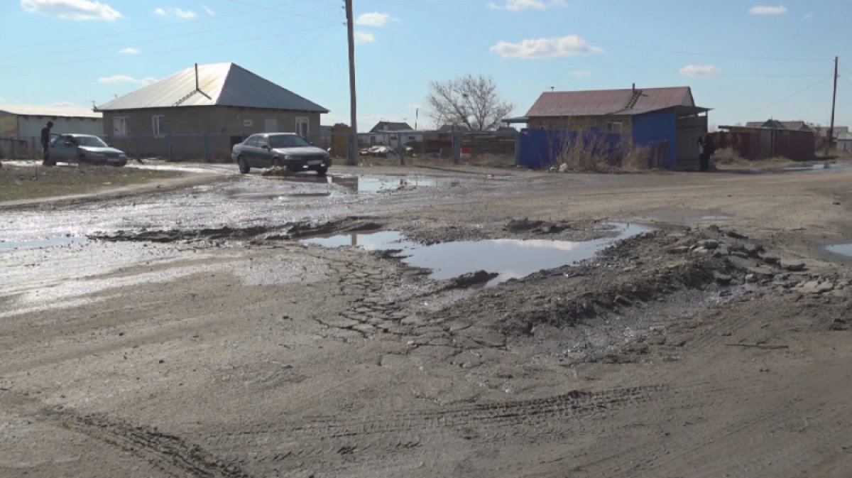 Ездить по разбитой дороге отказались водители автобусов в Семее