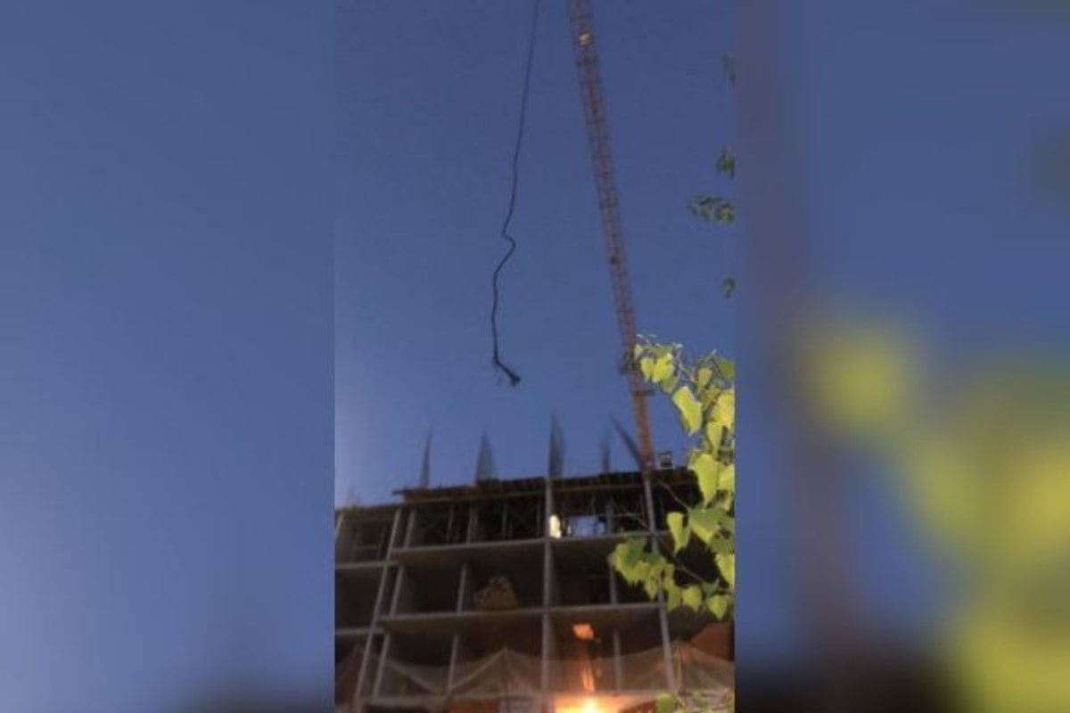 Рабочего насмерть придавило оборвавшимся крюком башенного крана в Нур-Султане