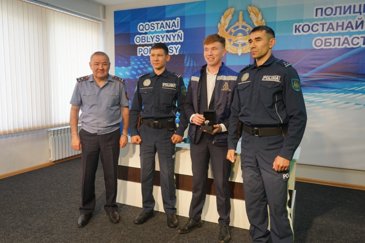 Увидели из окна и бросились на помощь: костанайца, вытащившего водителя из горящего авто, наградили