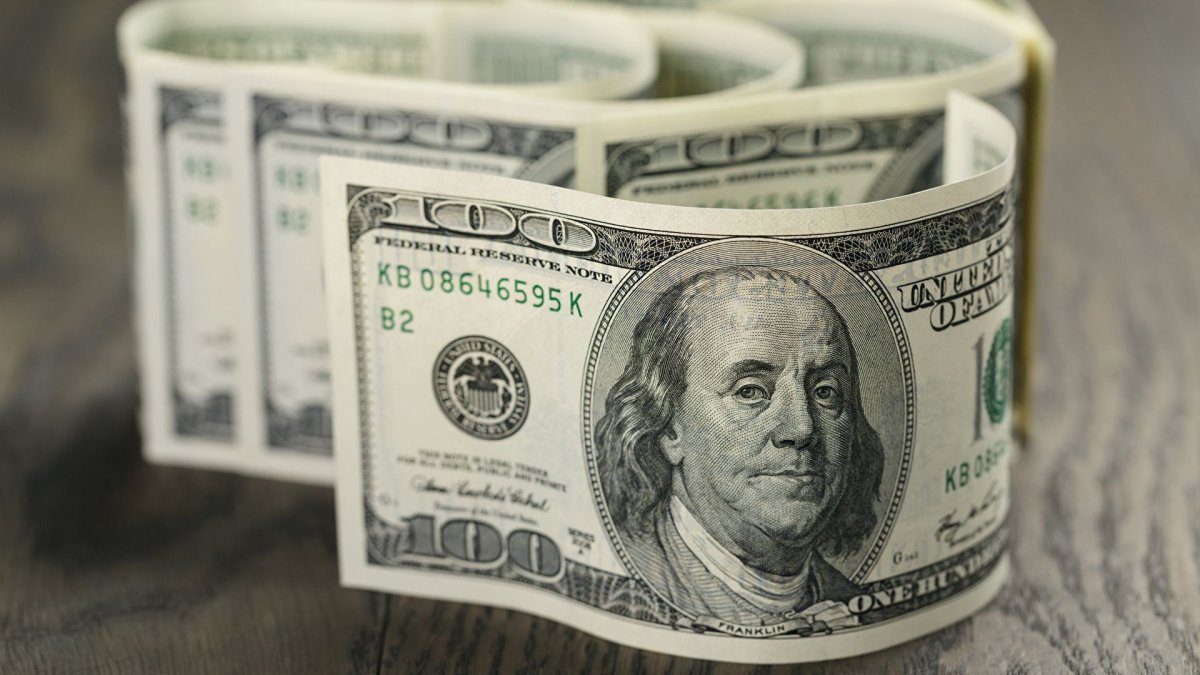 Курс тенге ослаб за неделю на 30 позиций