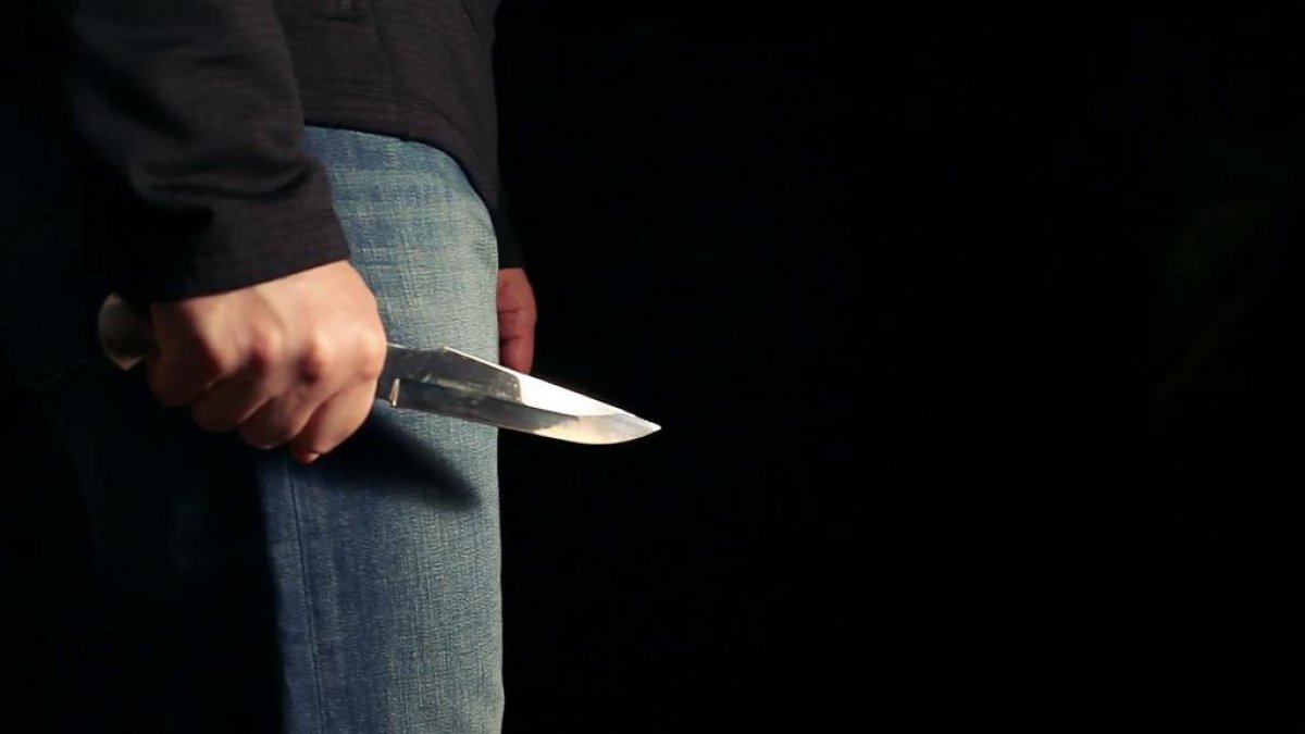 Двое неизвестных напали на школьника с ножом в Атырау
