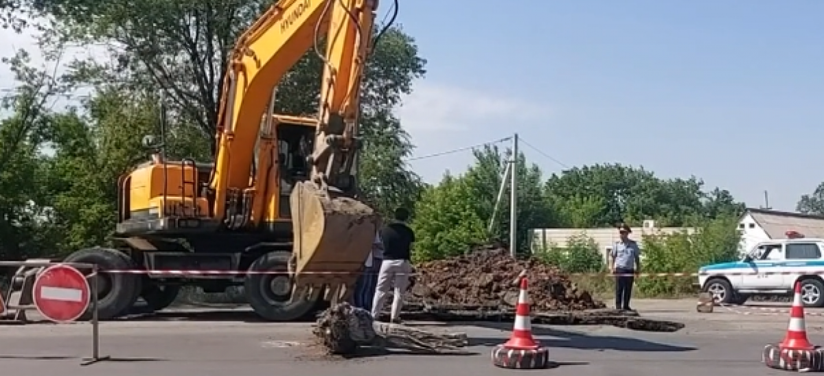 Старая канализация размыла автодорогу в Караганде