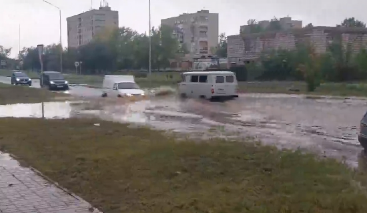 “Вода лилась из розеток”: улицы и дома затопило в Степногорске (ВИДЕО)