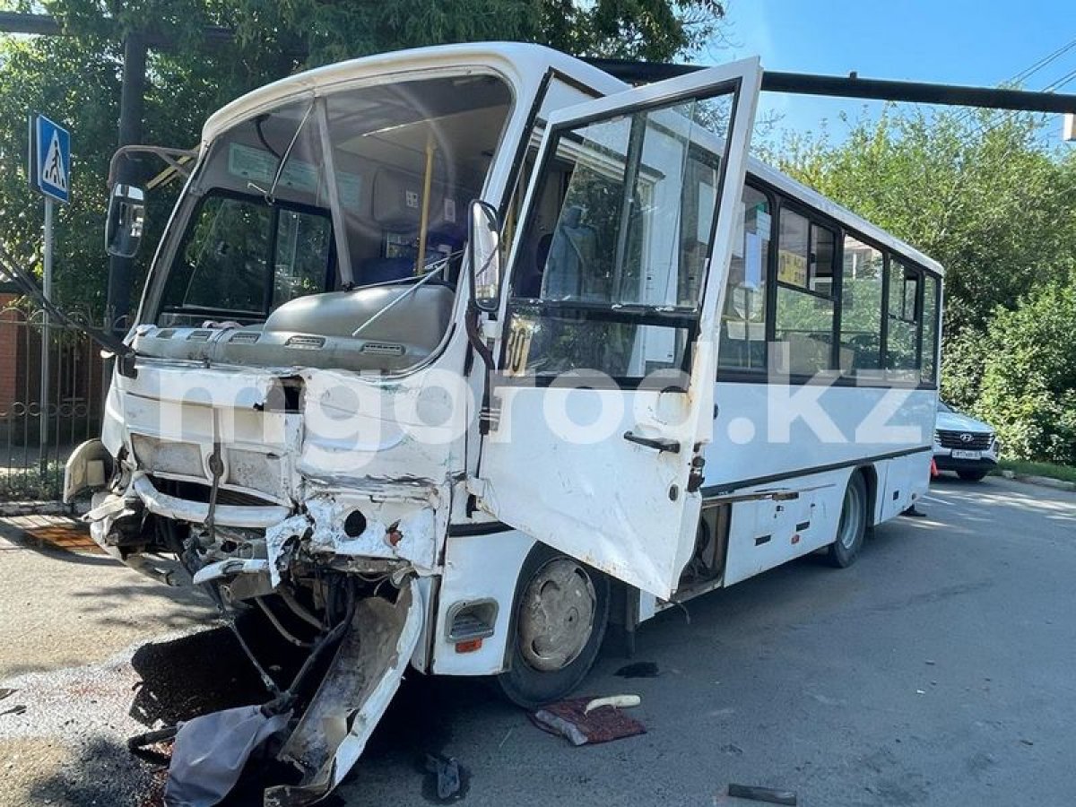 От столкновения перевернулся автобус: жуткое ДТП произошло в Уральске