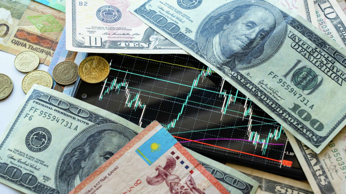 Тенге укрепился перед выходными на торгах