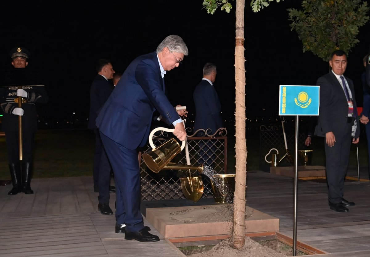Президент Казахстана посадил дерево в Самарканде