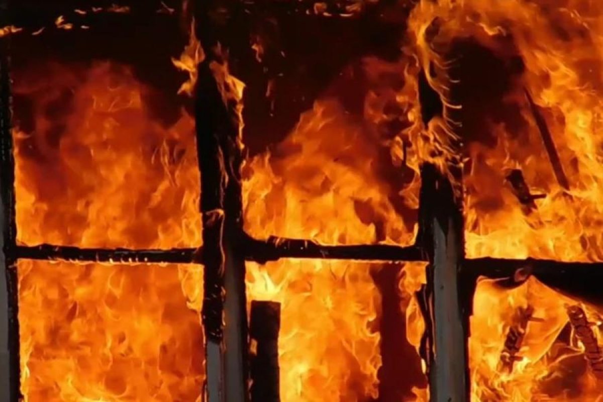 Карагандинец погиб во время пожара в собственном доме